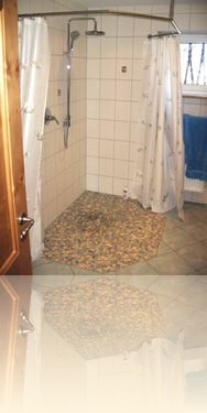 Bodenebene Dusche mit Mosaik
